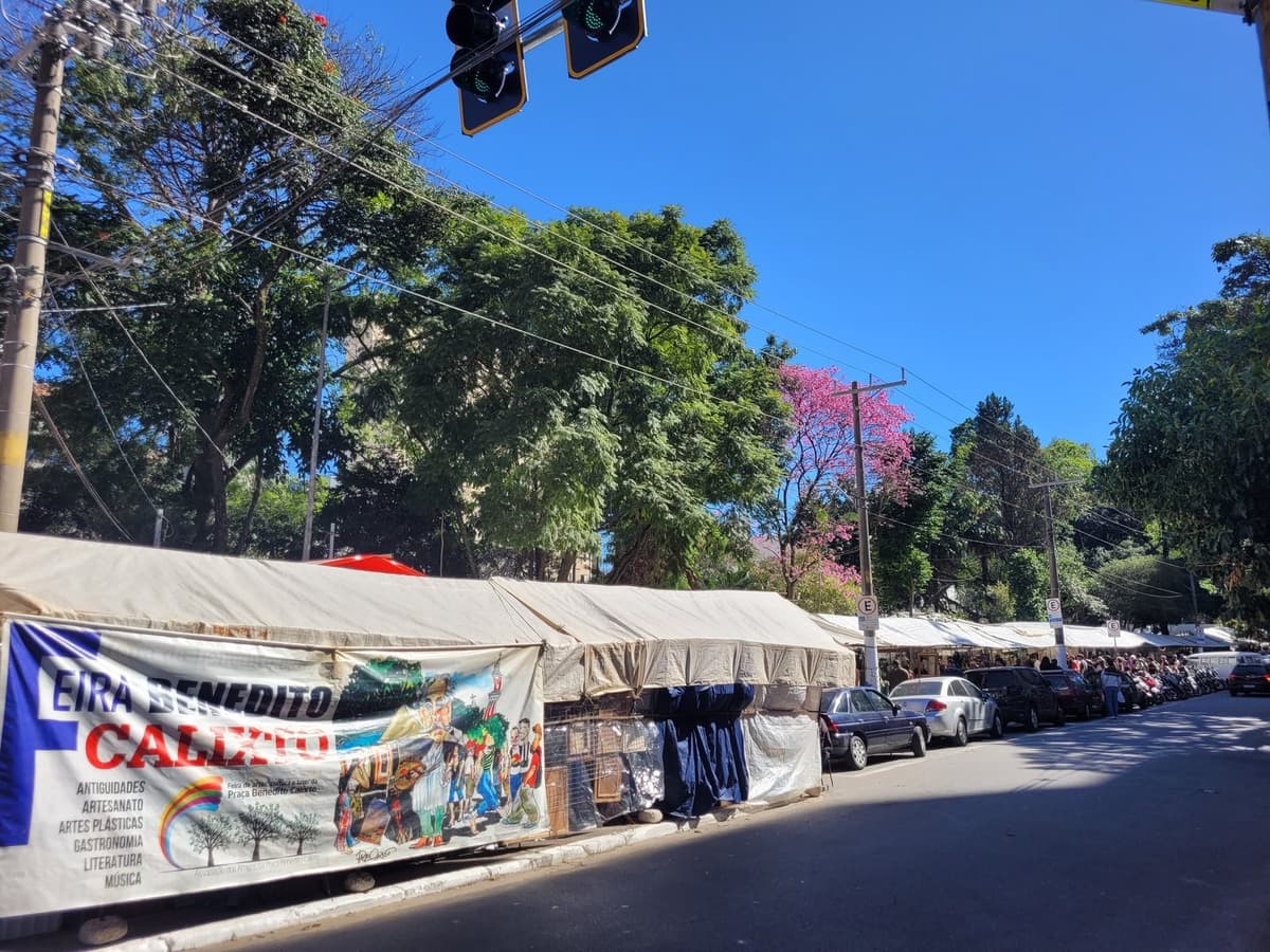 Barracas da feira na Praça Benedito Calixto