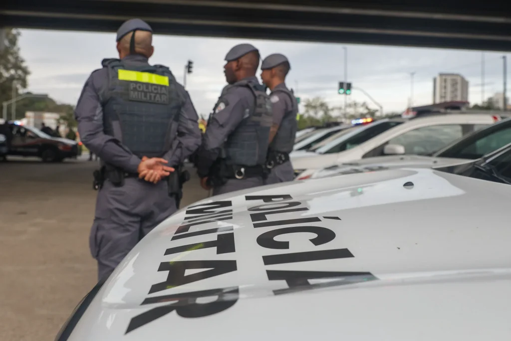 Foto: Durante a aproximação das equipes, indivíduos que estavam no imóvel tentaram fugir e foram detidos. Foto: Divulgação/Gov